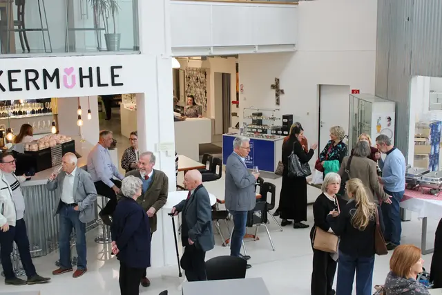Die Eröffnung der neuen Jahresausstellung im Stoelzle Glas-Center war gut besucht. | Foto: René Lederer