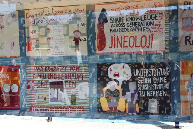 Ein großformatiger, öffentlich zugänglicher Quilt mit Botschaften soll für das Thema Femizide in Österreich sensibilisieren. | Foto: Helga Gößwellner