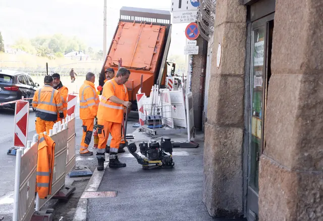 Die Mitarbeiterinnen und Mitarbeiter des städtischen Bauhofs sind derzeit im Einsatz, um Frostschäden auf Straßen, Geh- und Radwegen zu beheben. 
 | Foto: Stadt Salzburg/Wildbild/Doris Wild