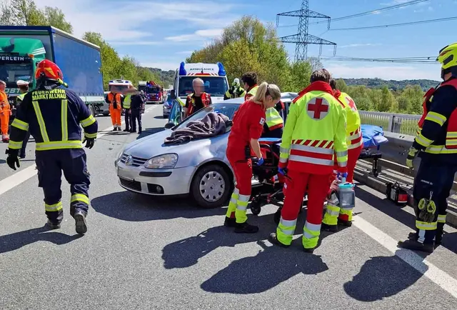 Pkw kollidiert bei Markt Allhau mit Lkw, Pkw-Lenker wurde verletzt