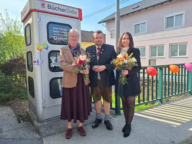 Elisabeth Pichler mit Bürgermeister Ing. Peter Domweber und ihrer Nachfolgerin Carina Grill, BA | Foto: MMG