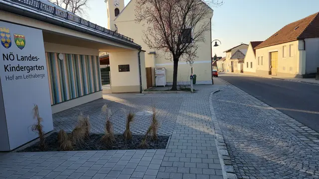 Die Verordnung beim neuen Kindergarten lautet auf „Parken verboten“ mit dem Zusatz „gilt Montag bis Freitag von 07:00 bis 17:00 Uhr, ausgenommen an Feiertagen“. | Foto: Gemeinde Hof am Leithaberge