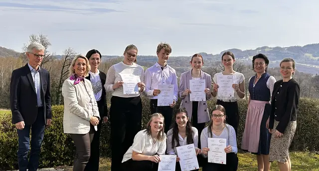 Der Unterweißenbacher Michael Schatz (stehend, Bildmitte) absolvierte die Prüfung mit Bravour. | Foto: HBLA Elmberg