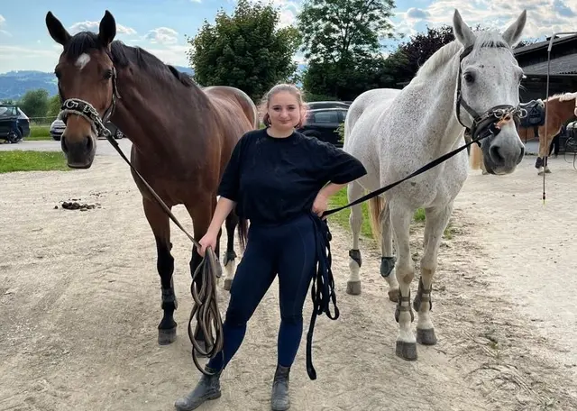 Leonies liebstes Hobby ist das Reiten. In ihrer Freizeit arbeitet sie auf einem Pferdehof. | Foto: Privat