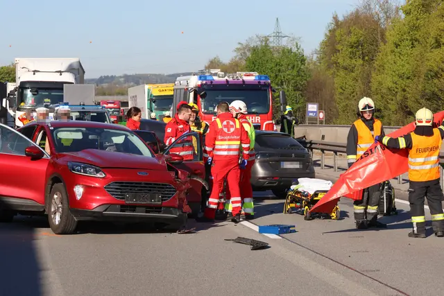 Personenrettung auf der Welser Autobahn nach Crash von drei Pkw – Rettungsgasse versagte. | Foto: laumat.at