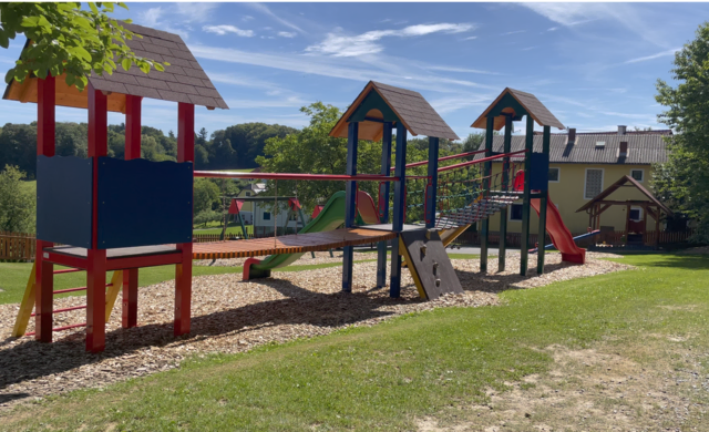 Großer Spielplatz lädt zum Toben ein.  | Foto: Elisabeth Kloiber