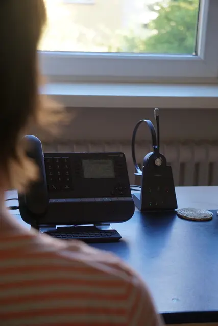 Mitarbeitende der Telefonseelsorge Innsbruck nehmen täglich zahlreiche Anrufe entgegen und bieten anonym Unterstützung in belastenden Lebenssituationen. Die Gespräche reichen von alltäglichen Sorgen bis hin zu akuten Krisen und erfordern ein hohes Maß an Empathie und Professionalität. | Foto: MeinBezirk/SPRENGER