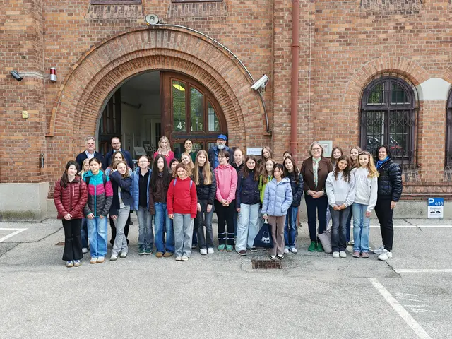 Schülerinnen aus Penzing besuchten das Bundesdenkmalamt zum "Girl's Day" im Arsenal.  | Foto: Stefan Gron