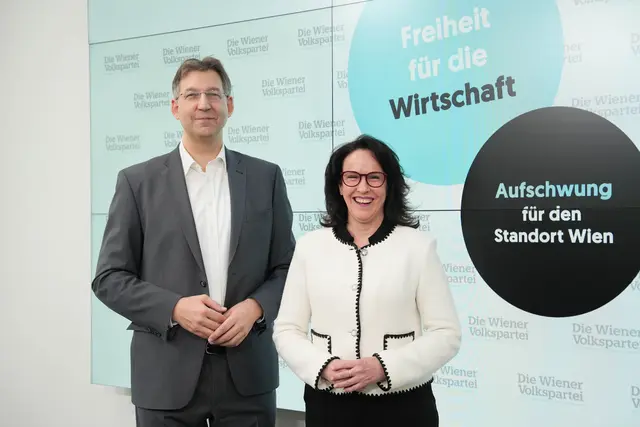 Landesparteiobmann Markus Figl und Wirtschaftssprecherin Kasia Greco (beide ÖVP) stellten das Wirtschaftspaket mit fünf Forderungen vor.  | Foto: Sade Jerabek/MeinBezirk