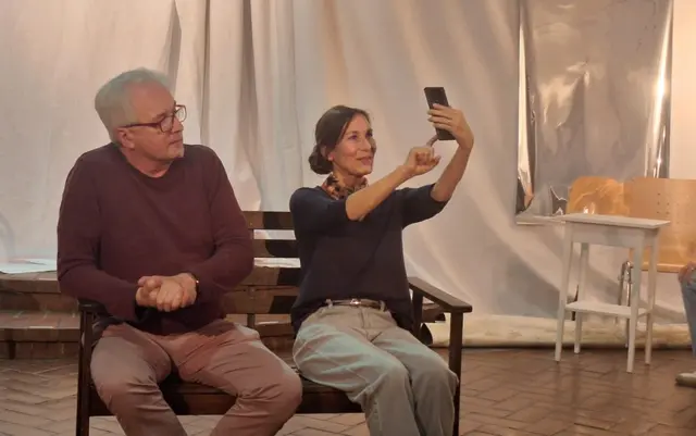 Selfies über Selfies – Eitelkeiten unserer Zeit werden im Stück behandelt. | Foto: Kellertheater Gleisdorf