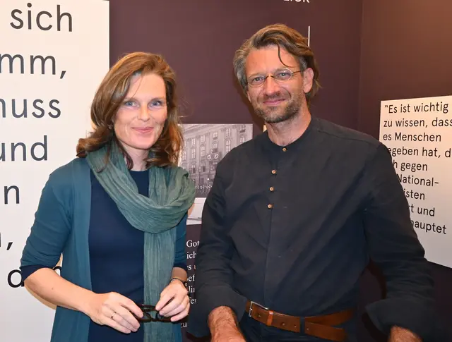 Leiterin der Ötztal Museen Edith Hessenberger und Professor Dominik Markl in den Räumlichkeiten der Ausstellung "Wer Widerstand?" im Turmmuseum in Oetz.  | Foto: Tatschl