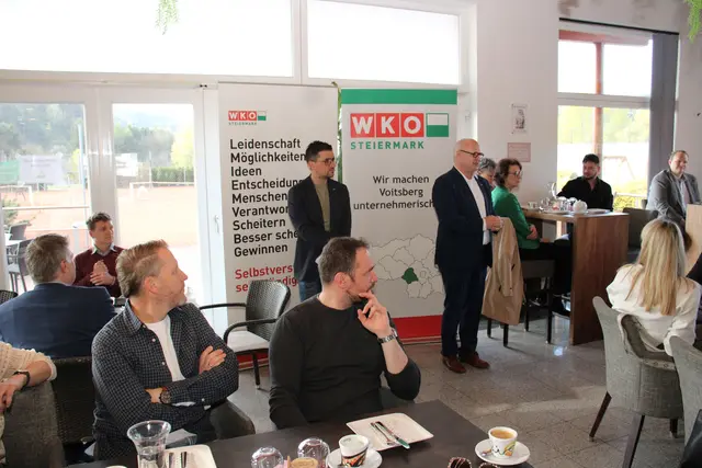Peter Sükar und Lukas Kalcher informierten die Unternehmen über neue Entwicklungen. | Foto: Cescutti