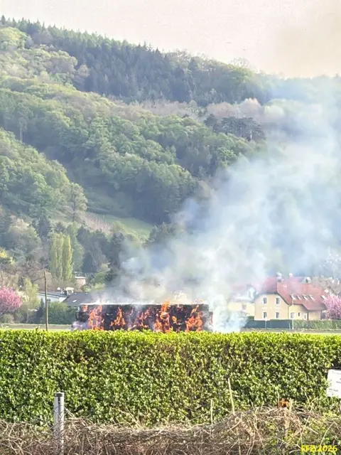 Strohballen gerieten in Brand, Feuerwehren mussten löschen