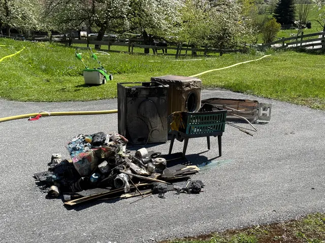 Verkohlte Haushaltsgeräte und Brandreste wurden nach den Löscharbeiten ins Freie gebracht. | Foto: ZOOM.TIROL