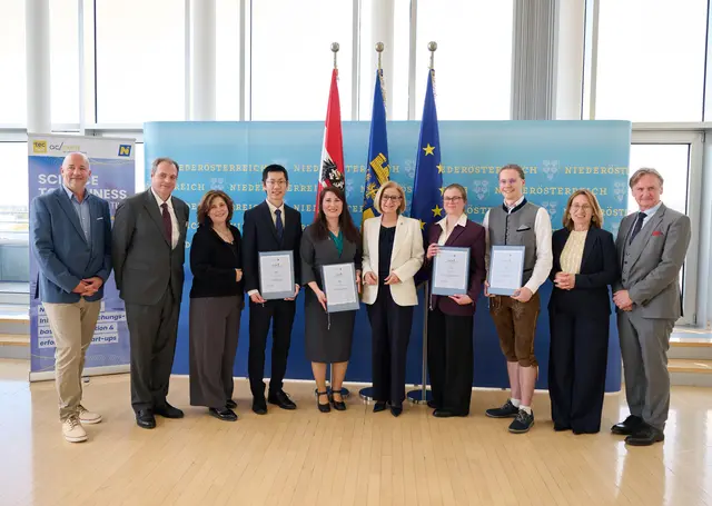 Michael Moll (Geschäftsführer accent), Robert Wagner (Direktor Strategische Hochschulplanung DPU), Doris Agneter (Geschäftsführerin tecnet), Youbin Zheng (1. Platz), Yolanda Salinas Soler (3. Platz), Landeshauptfrau Johanna Mikl-Leitner, Sophie Roffeis (2. Platz), Markus Rothammer (2. Platz), Viktoria Weber (Rektorin Universität für Weiterbildung) und Stefan Nehrer (Dekan Fakultät für Gesundheit und Medizin an der Universität für Weiterbildung). | Foto: NLK Pfeiffer