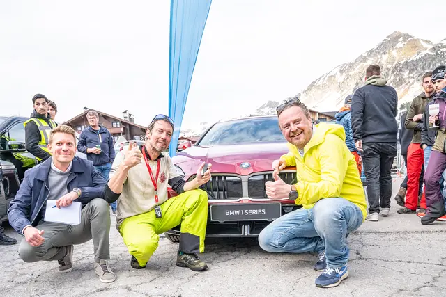 Beim Gamsleiten Kriterium, 18. April 2026, Obertauern. „Die Stimmung war auch in diesem Jahr fantastisch und es war eine große Freude zu sehen, mit wie viel Begeisterung der Schnee auf der Gamsleiten umgegraben worden ist“, so Mario Siedler (vorne, re.), der Direktor vom Tourismusverband Obertauern. | Foto: (c) Tourismusverband Obertauern