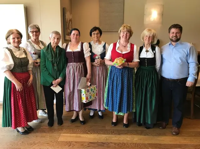 zwei Ehrungen bei JHV:
Maria Plass und Silvia Seisl, 3 . und 4. von links mit Vorstand und Ehrengästen: 2. von links Bez.Obfrau Brigitte Wimmer, re. Bgm. Daniel Lang