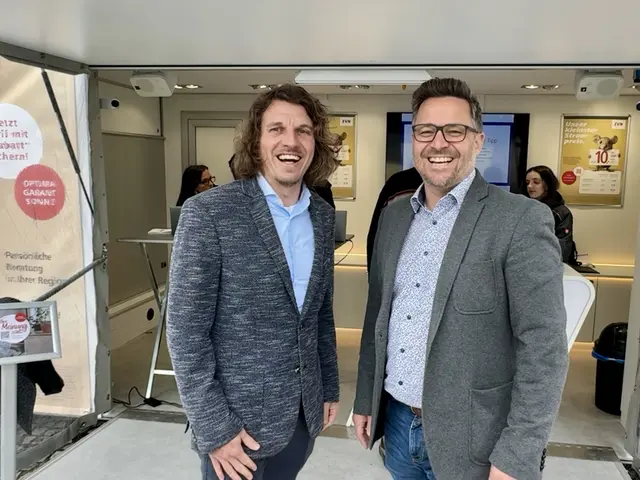 EVN Gemeindebetreuer Marc Anderl mit Bürgermeister Stefan Mader in Weitersfeld.  | Foto: EVN