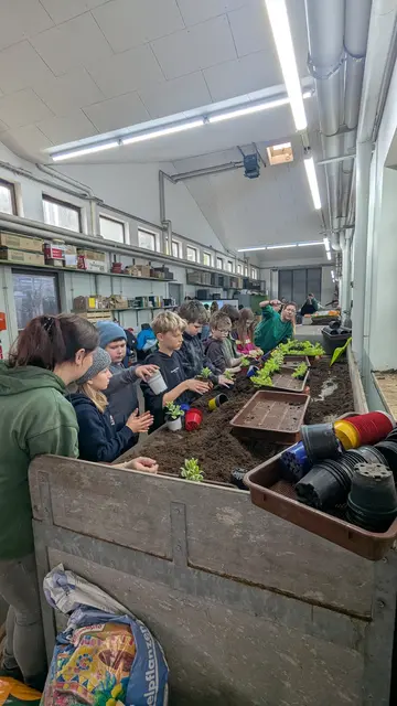 Zum Abschluss durften alle Kinder zwei Pflanzen mit nach Hause nehmen. | Foto: VS Leoben-Stadt