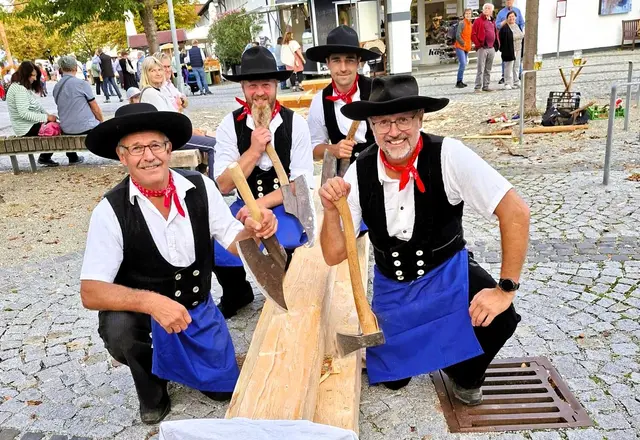 Zuerst wird der Baumstamm mit der Hacke entrindet und dann geht’s ans Eingemachte und in kürzester Zeit ist schließlich die hölzerne Dachrinne fertig. | Foto: Gruber