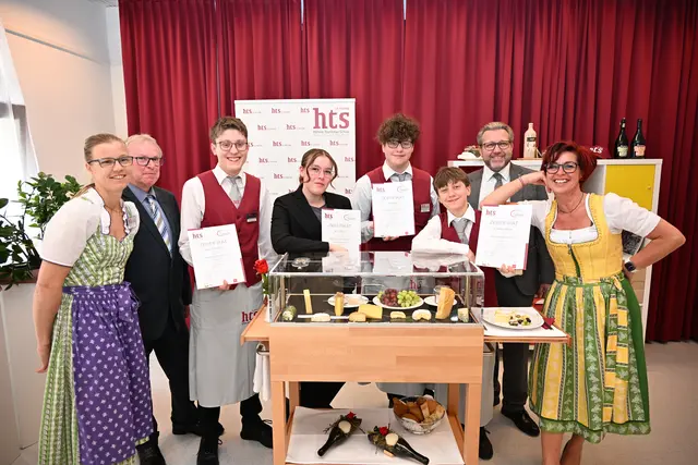 Freude über die sehr guten Ergebnisse herrschte bei Lehrerin Rosi Wagner, Juror Rudolf Macho, Fabio Wieseneder, Marie Kaiser, Moritz Janka und Moritz Galdberger sowie bei HTS-Fachvorstand Albert Decker und Lehrerin Sabine Falkensteiner (v. l.). FOTO HAIDERER | Foto: Tourismusschule St. Pölten 