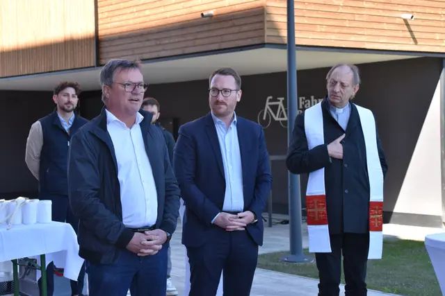 Der anwesende Kundler Bürgermeister, Anton Hoflacher, zeigte sich bei der Schlüsselübergabe erfreut. | Foto: Barbara Fluckinger