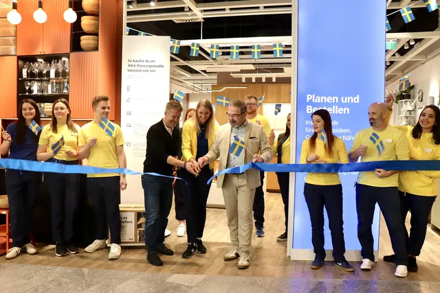 Wolfgang Kietreiber-Makari (Expansion Manager), Annecatrien Niemeijer Berenst (Market Manager Ikea Linz Haid) und Thomas Krötzl (Varena Center-Manager)(Mitte) mit dem Ikea-Team Vöcklabruck. | Foto: MeinBezirk/Hannah Hingsamer
