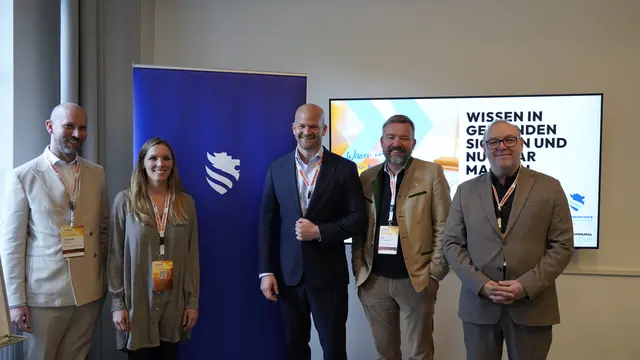 Kommunalwirtschaftsforum in Krems an der Donau
(v.l.n.r.) Christoph Valenta (FHWN), Vertreterin des Kommunalverlags, Michael Zimper (Geschäftsführer Kommunalverlag), Axel Schneeberger (Geschäftsführer FHWN) und Jörg Gesslbauer (FHWN) | Foto: © FHWN