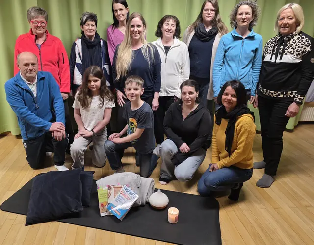 Die Teilnehmer v.l.: 
1 R. Rudolf Eigner, Lisa Müllner, Nikolaj Reither, Sonja Zach, Jutta Sandler
2. R. Maria Eigner, Veronika Starkl, Kerstin Müllner, Nicole Reither, Martina Czech, Sonja Führer, Erika Fichtinger und Kursleiterin Elfriede Kepte. | Foto: Gemeinde Ottenschlag