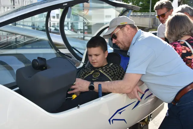 Das erste mal am Steuer eines Segelflugzeuges zu sitzen ist für jeden aufregend. | Foto: MeinBezirk/Helmut Riedl