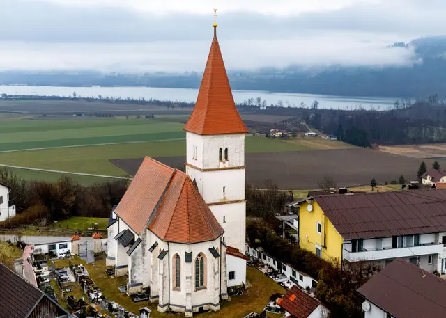 Die Kirche St. Marxen mit dem neuen Kirchturm – rund zweieinhalb Jahre dauerten die Bauarbeiten, am 26. April bildet die Segnung den feierlichen Abschluss. | Foto: Dieter Kulmer Photography