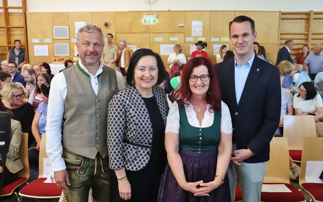 Bgm. Robert Tulnik, Bildungsdirektorin Elisabeth Meixner, Schulleiterin Andrea Harrer und Landesrat Stefan Hermann feierten mit Schülern und Eltern die generalsanierte VS Mellach. | Foto: Edith Ertl