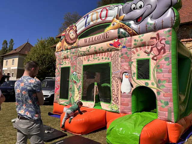 Die Hüpfburg  wurde mit großer Freude von den kleinen Bauherrinnen und Bauherren gestürmt. | Foto: B. Gady