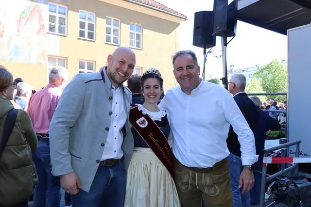 Ortsbauernobmann Romed Plank, Radieschenprinzessin Anna Müssigang und Gregor Lintner (Stiegl Bräu)  | Foto: Kendlbacher