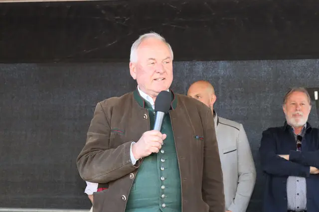 Unter den Ehrengästen war auch Thomas Plank (Ehrenobmann des Bundesgemüsebaus). | Foto: Kendlbacher