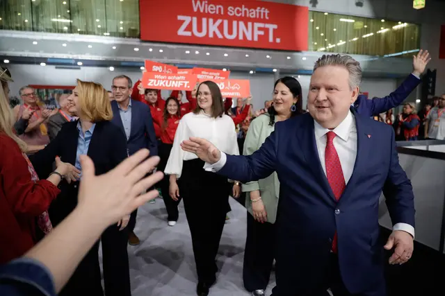 Gute Stimmung und viele Hände zu schütteln: Ludwigs Einzug beim Landesparteitag in der Messe Wien. Dahinter: Frauenvorsitzende Marina Hanke und die ehemalige Vizebürgermeisterin Kathrin Gaál. | Foto: Sade Jerabek/MeinBezirk
