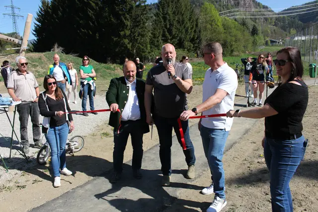 Bürgermeister Wolfgang Gomar (Mitte) eröffnete offiziell gemeinsam mit Robert Juritsch (li.) und Bernd Steindl (re) den Generationenpark. | Foto: Helga Gößwellner