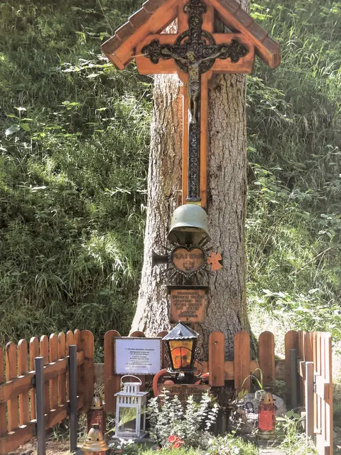 Das umstrittene "Kriegerdenkmal" wurde von der Stadt Imst entfernt.