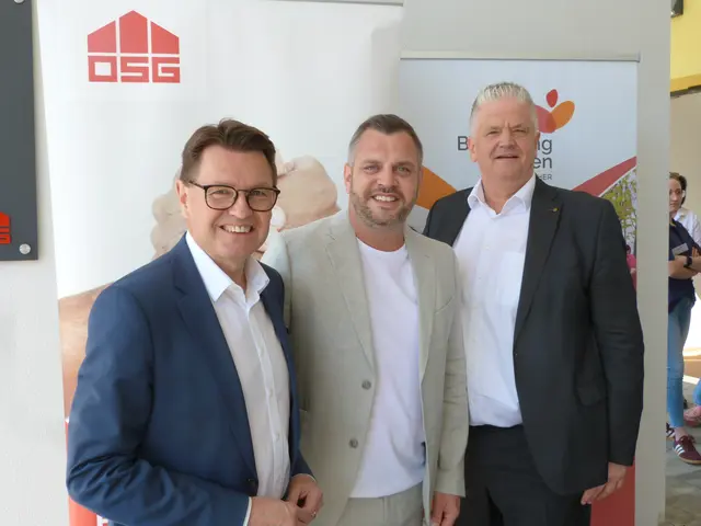 Feierliche Eröffnung: Vertreter aus Pflege, Bau und Politik bei der offiziellen Übergabe des neuen Zubaus im Pflegezentrum Drescher in Raiding. | Foto: Vanessa Wittmann