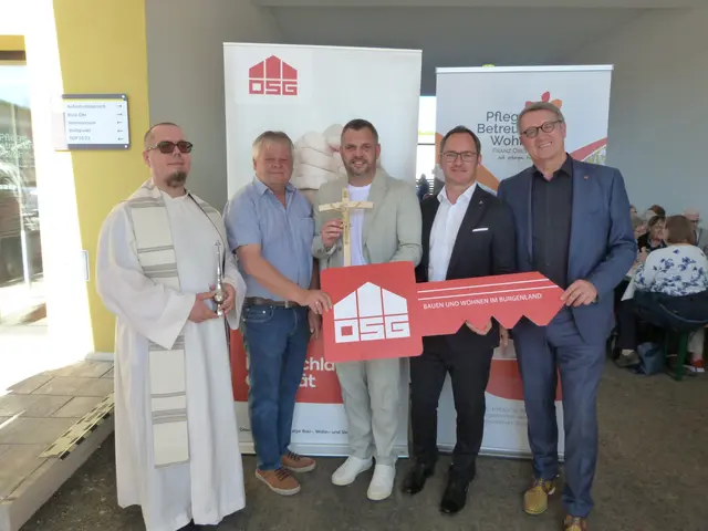 Mag. Thorsten Carich, Andreas Fressner, Franz Drescher, Bürgermeister Markus Landauer und OSG-Obmann Alfred Kollar freuten sich über die zahlreichen Gäste bei der Eröffnung des Zubaues von Betreuten Wohnungen beim Pflegezentrum Drescher. | Foto: Vanessa Wittmann