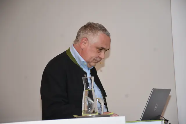 Buchpräsentation „Aichinger-Haslinger-Zeilinger", Atlas der Familiennamen auf -inger in Oberösterreich von Karl Hohensinner im Adalbert Stifter Institut. Das Buch kann beim Herausgeber Adalbert-Stifter-Institut um 33 Euro erworben werden.
Adalbert-Stifter-Institut des Landes Oberösterreich
Adalbert-Stifter-Platz 1
4020 Linz
Telefon: +43 (0)732 7720/11294–11295
E-Mail: office@stifter-haus.at | Foto: Robert Zinterhof