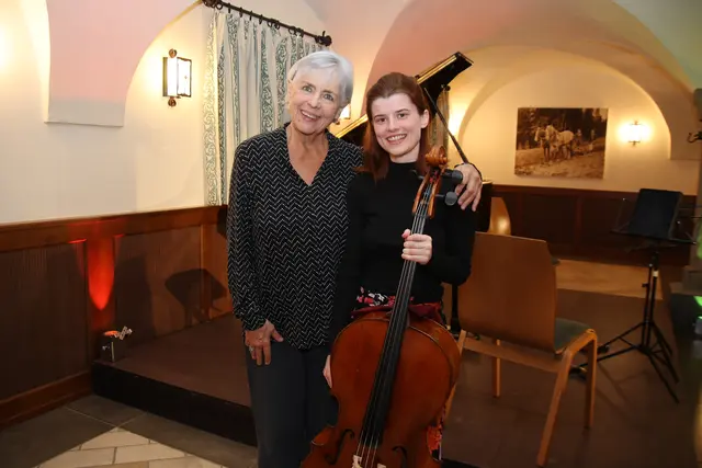 Barbara Lübke-Herzl mit ihrer langjährigen Schülerin Sarah.