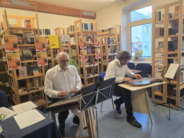 Ο Werner M. Kühhaas και ο Andreas Voit συνεργάστηκαν για να δημιουργήσουν έναν ατμοσφαιρικό συνδυασμό λέξεων και μουσικής. | Φωτογραφία: Julia Steyrer