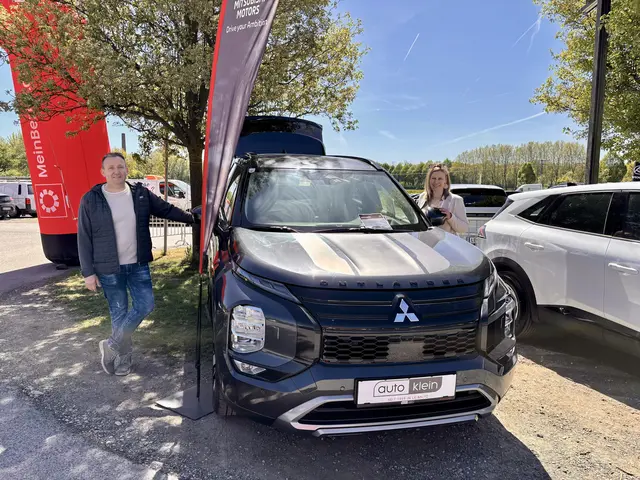 Stefanie Hettegger mit Kollegen von Auto Klein aus Kaindorf an der Sulm. | Foto: B. Gady