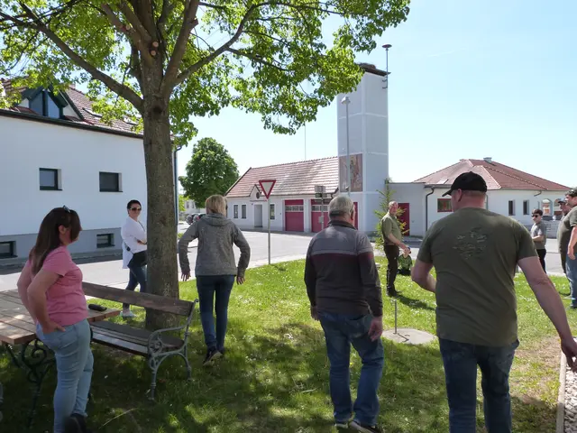 Um 12 Uhr trafen sich die Teilnehmerinnen und Teilnehmer beim Dorfzentrum Alte Schule in Haschendorf.  | Foto: Vanessa Wittmann