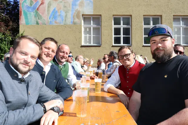 Beste Stimmung: NAbg. Bernhard Höfler, Stefan Müßigang, Josef Norz (Schotthof) Bgm. Martin Wegscheider (Tulfes) und Gabriel | Foto: Kendlbacher