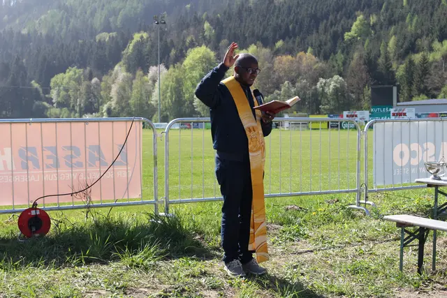 Kaplan Sande segnete den Generationenpark und alle, die ihn benützen werden. | Foto: Helga Gößwellner