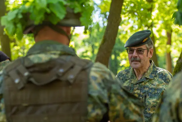 Hameseder im Gespräch mit Milizsoldaten. | Foto: Santrucek