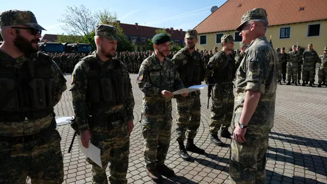 Die Abrüster-Urkunde aus den Händen des Bataillonskommandanten. | Foto: Markus Edl