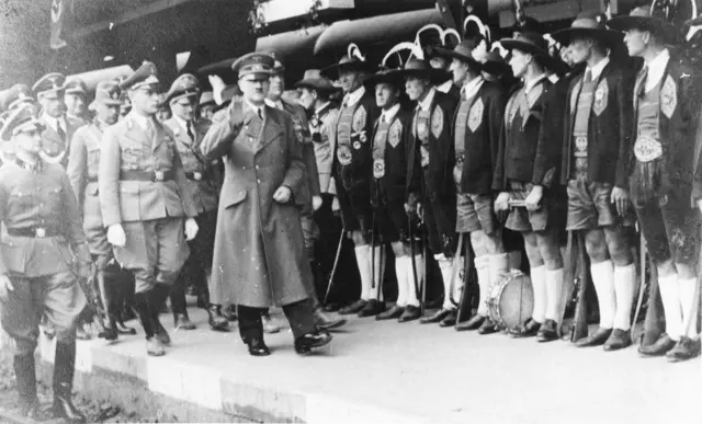 Adolf Hitler schreitet die Imster Schützenabordnung ab.